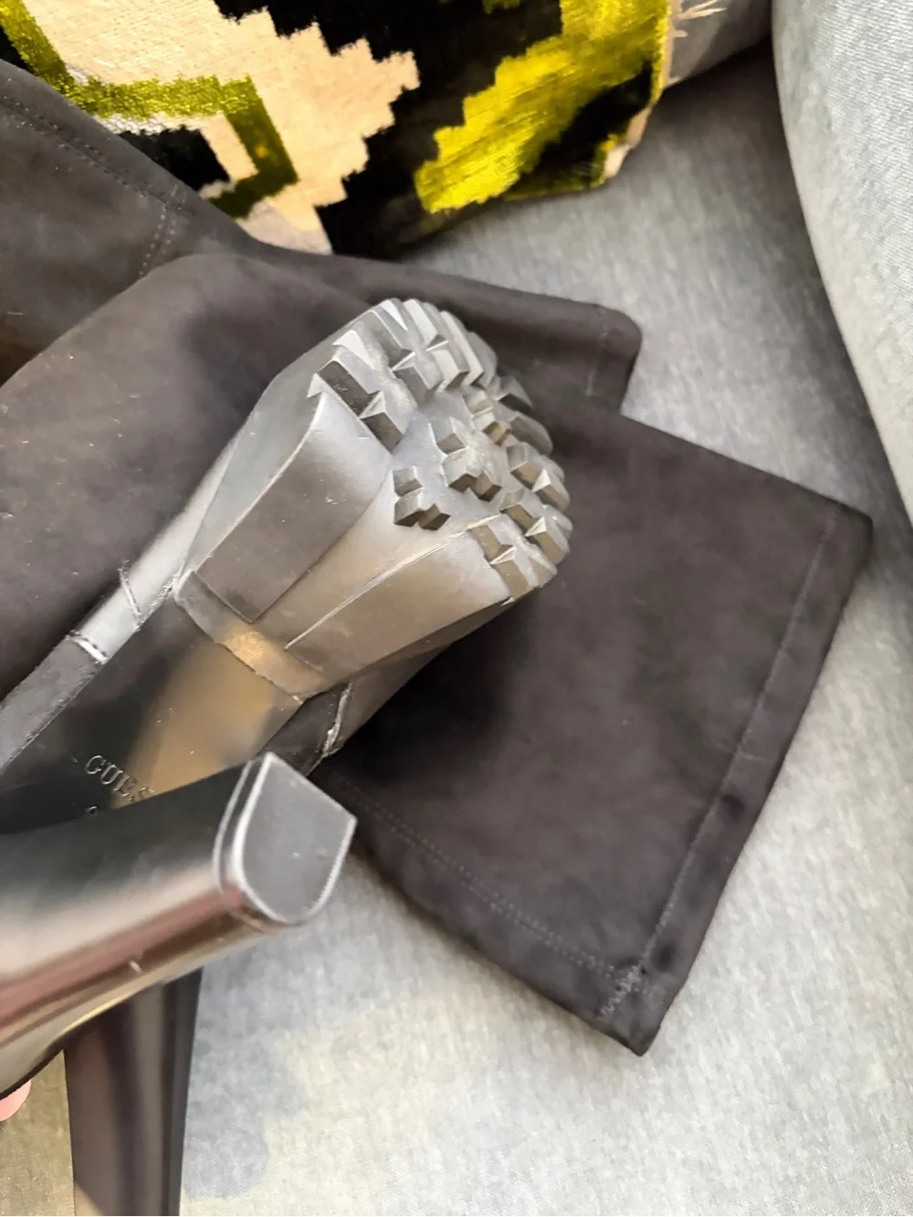 GUESS OVER THE KNEE BOOTS SIZE 9